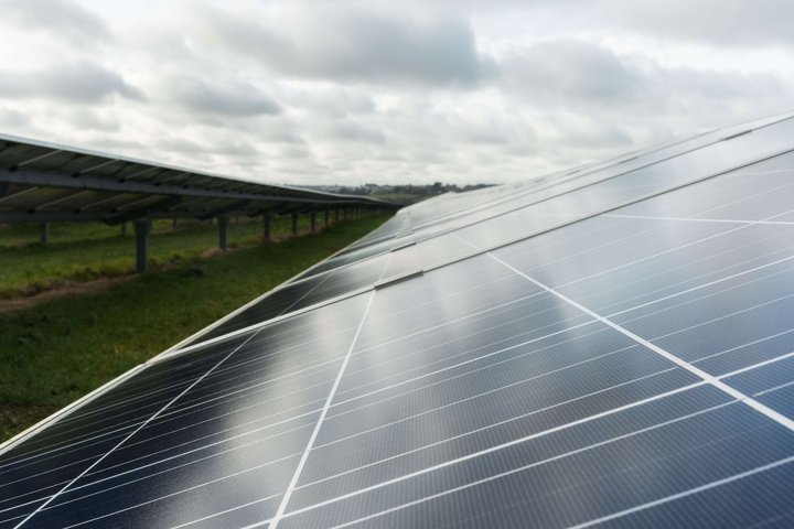 Side view on a solar panel on a solar panel farm